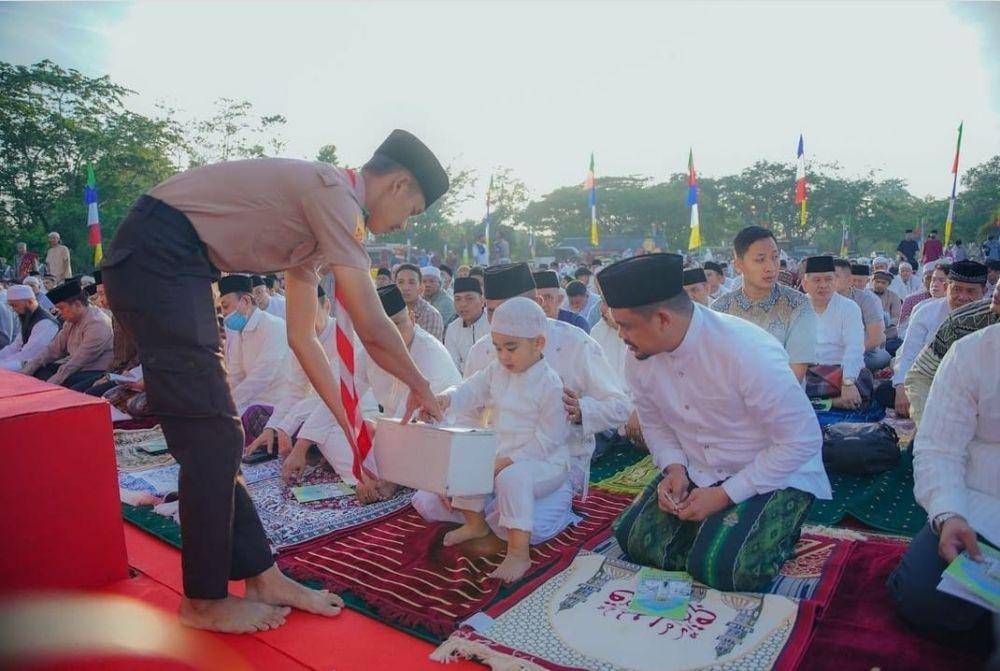 Bobby Nasution bersama putranya Panembahan Al Nahyan Salat Idul Fitri di Taman Cadika, Sabtu (22/4/2023) pagi (instagram/bobbynst)