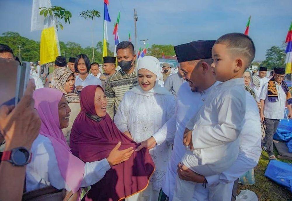 Bobby Nasution bersama putranya Panembahan Al Nahyan dan Kahiyang Ayu Salat Idul Fitri di Taman Cadika, Sabtu (22/4/2023) pagi (instagram/bobbynst)