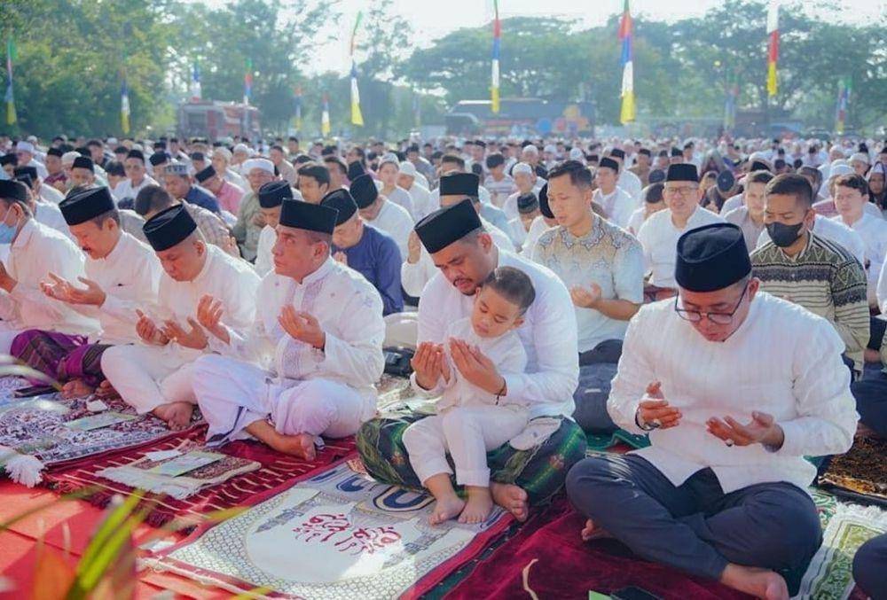 Bobby Nasution bersama putranya Panembahan Al Nahyan Salat Idul Fitri di Taman Cadika, Sabtu (22/4/2023) pagi (instagram/bobbynst)