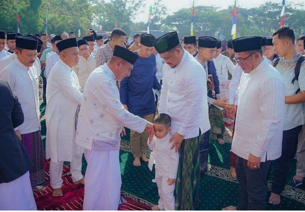 Bobby Nasution bersama putranya Panembahan Al Nahyan Salat Idul Fitri di Taman Cadika, Sabtu (22/4/2023) pagi (instagram/bobbynst)