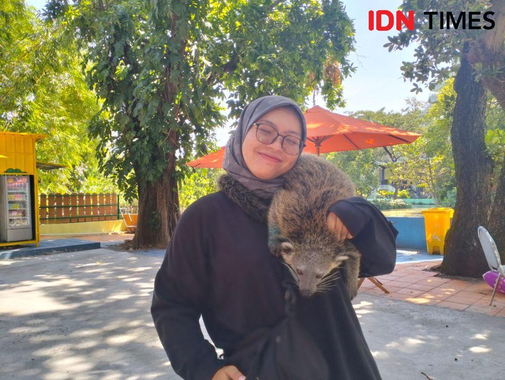 Salah seorang pengunjung tengah berfoto bareng satwa di wahana rumah jamur, Minggu (23/4/2023). (IDN Times/Khusnul Hasana).