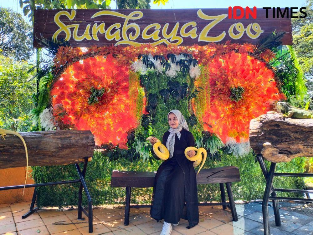 Salah seorang pengunjung tengah berfoto bareng satwa di wahana rumah jamur, Minggu (23/4/2023). (IDN Times/Khusnul Hasana).