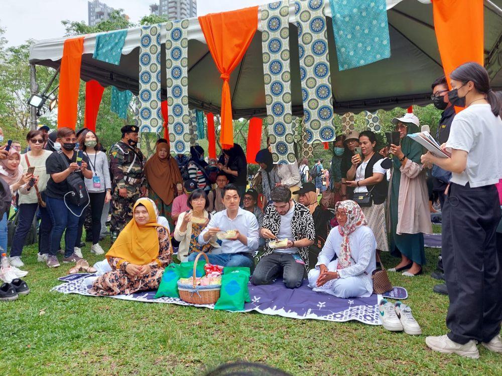 Wali Kota Taipei menjajal makanan halal di Festival Idul Fitri 2023 di Taipei (IDN Times/Vanny El Rahman)