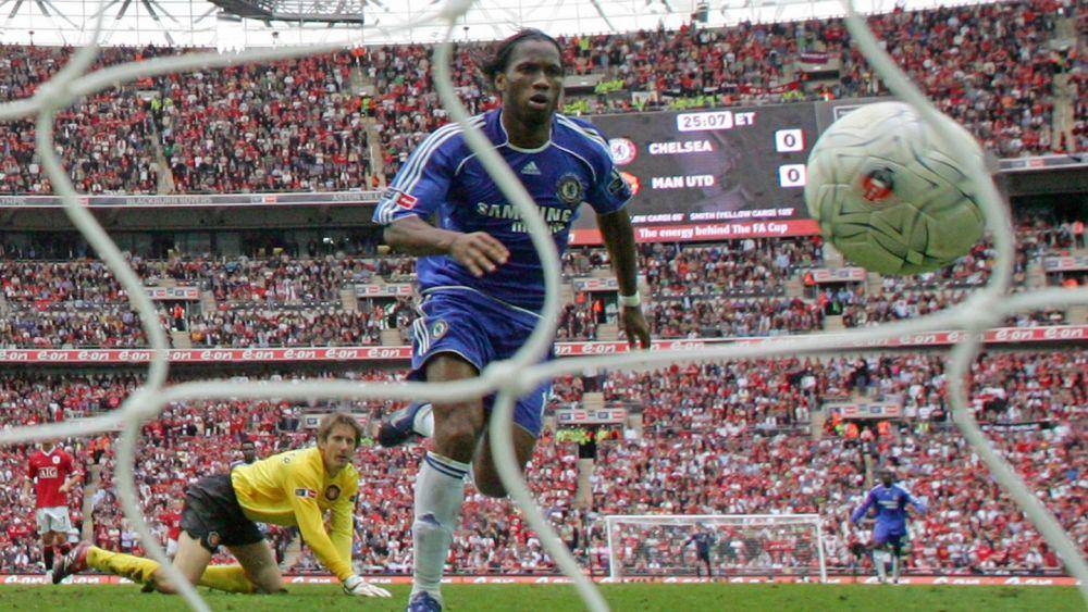 Didier Drogba mencetak gol ke gawang Manchester United di final Piala FA 2006/2007. (chelseafc.com)
