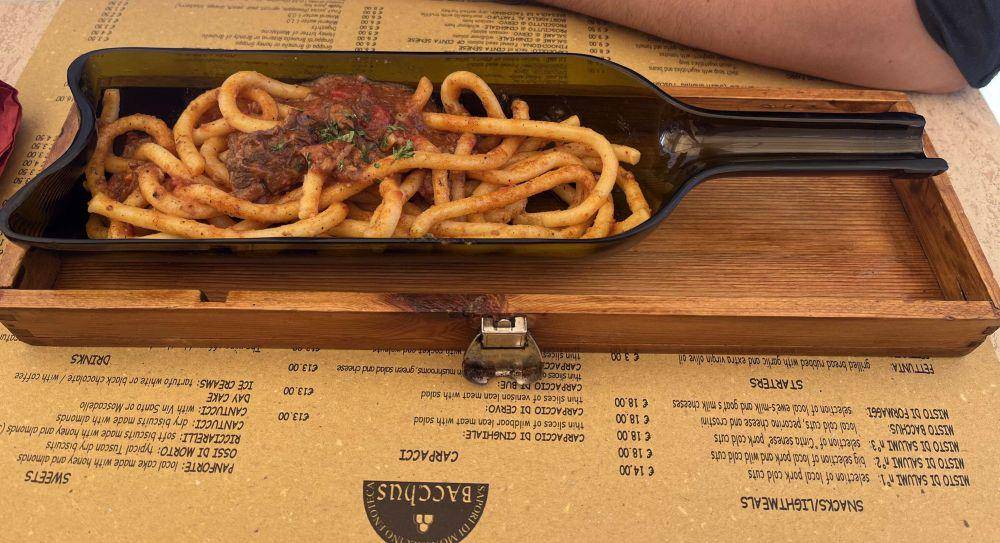 potret pasta disajikan di tempat gak wajar (reddit.com/user/1407_s)