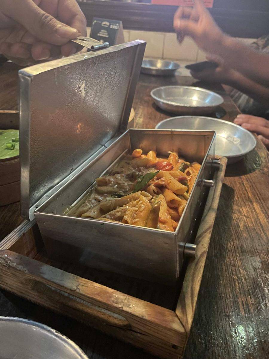 potret pasta disajikan di tempat gak wajar (reddit.com/user/sexybeluga)