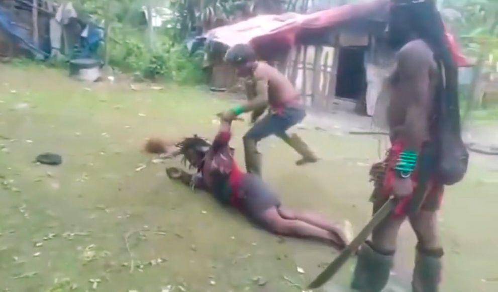 Pasukan TPNPB KODAP VIII Intan Jaya pimpinan Undius Kogoya menganiaya salah satu anggota yang dianggap telah berkhianat. (IDN Times/Istimewa)