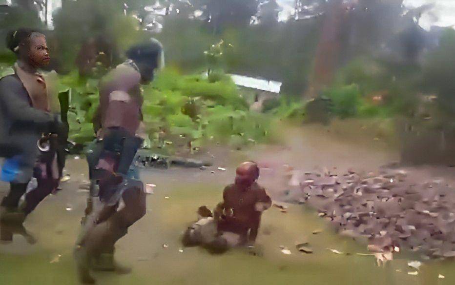 Pasukan TPNPB KODAP VIII Intan Jaya pimpinan Undius Kogoya menganiaya salah satu anggota yang dianggap telah berkhianat. (IDN Times/Istimewa)