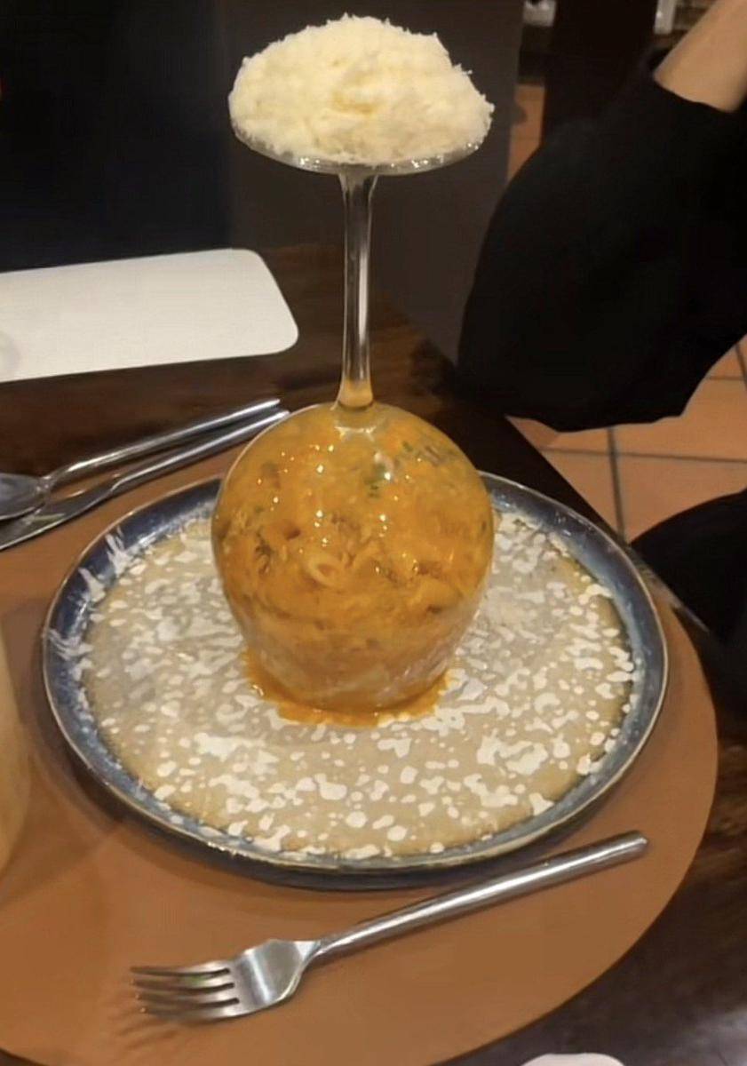 potret pasta disajikan di tempat gak wajar (reddit.com/user/plutos123)