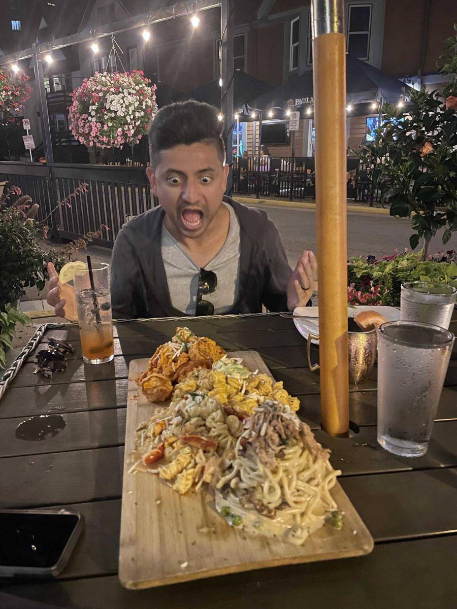 potret pasta disajikan di tempat gak wajar (reddit.com/user/twotimes4yourmind)