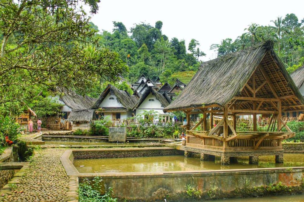 Desa Adat Kampung Naga (instagram.com/irawatisutanto)