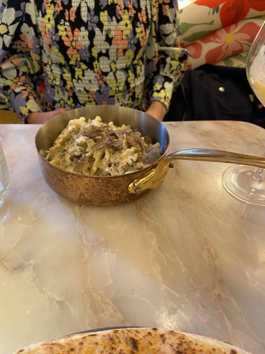 potret pasta disajikan di tempat gak wajar (reddit.com/user/Curb_Herb)