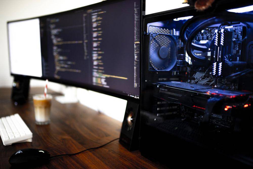 Menjaga suhu PC tetap dalam batas normal merupakan salah satu cara untuk merawatnya. (unsplash.com/Caspar Camille Rubin)