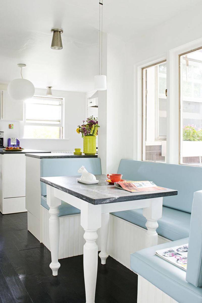 ide breakfast nook untuk rumah mungil (goodhousekeeping.com)