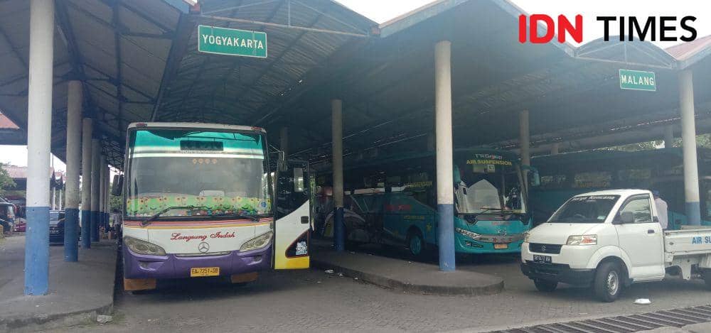 Bus angkutan kota antar provinsi (AKAP) menunggu penumpang di Terminal Mandalika Mataram, Senin (24/4/2023). (IDN Times/Muhammad Nasir)