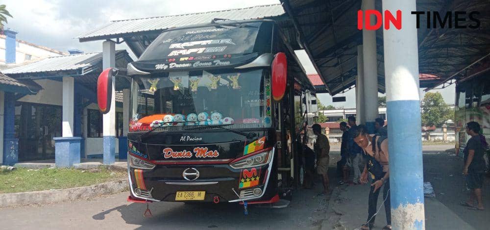 Penumpang menaikkan barang-barang ke dalam bus di Terminal Mandalika, Senin (24/4/2023). (IDN Times/Muhammad Nasir)
