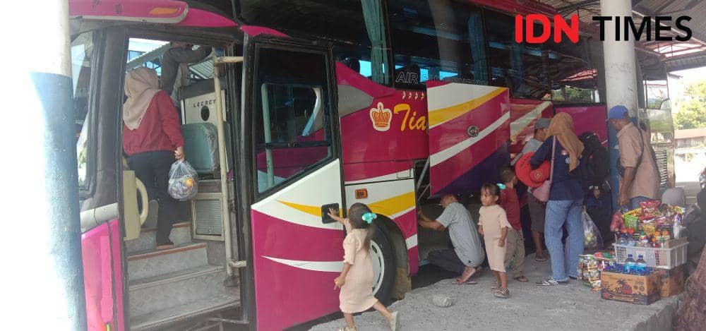 Penumpang anak-anak di Terminal Mandalika. (IDN Times/Muhammad Nasir)