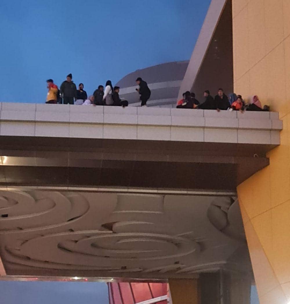 Pengunjung TSM Makassar yang terjebak diatas gedung saat kebakaran. (Istimewa)