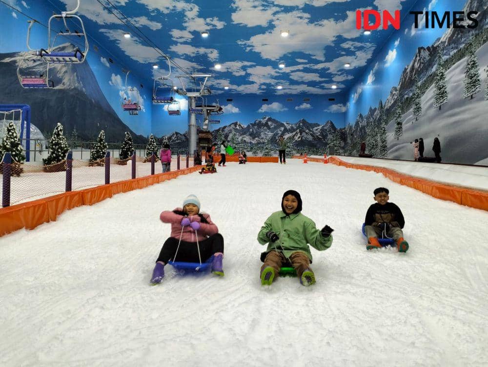 Libur Lebaran, Trans Snow World Juga Kebanjiran Pengunjung