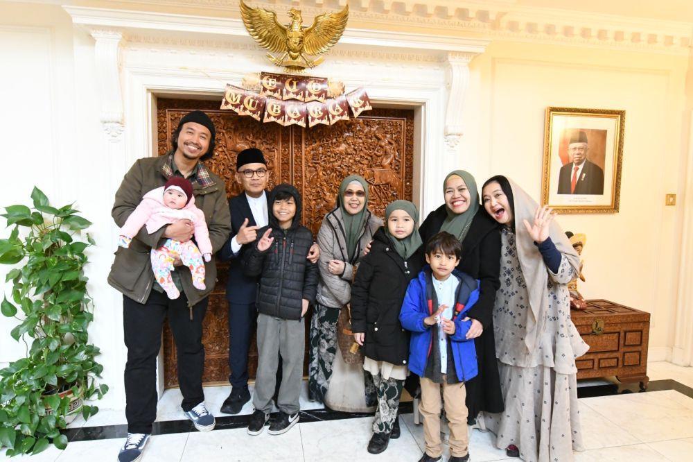 Dubes RI untuk Inggris Desra Percaya bersama WNI. (dok. KBRI London)