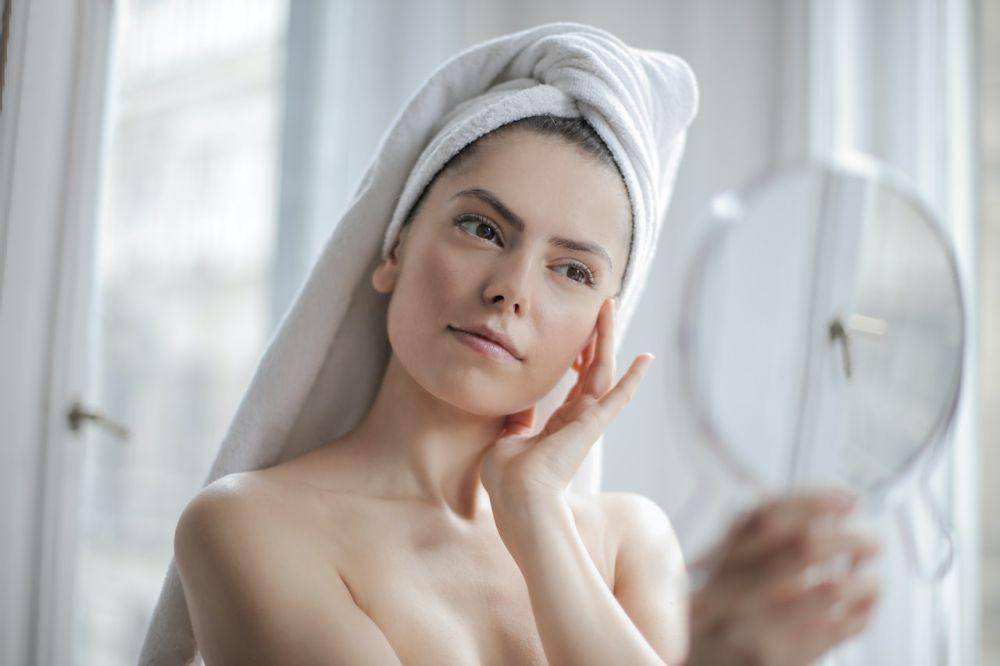 ilustrasi memakai skincare (pexels.com/Andrea Piacquadio)