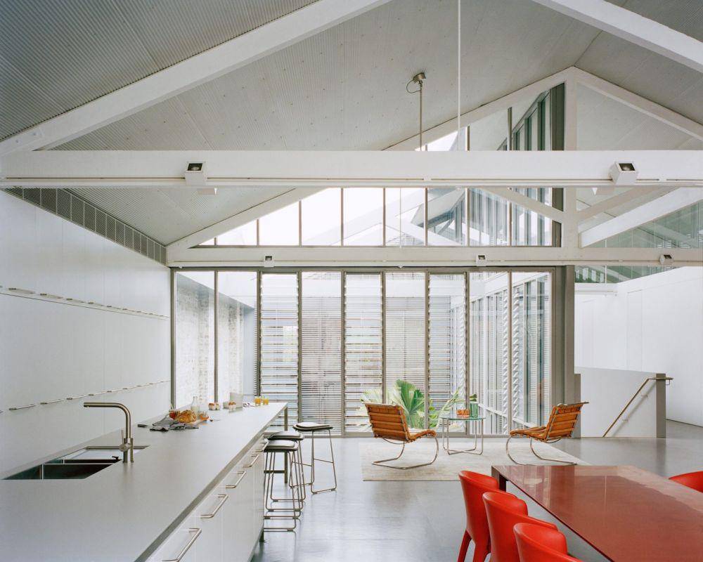 inspirasi rumah dari warehouse (dezeen.com/Rory Gardiner)