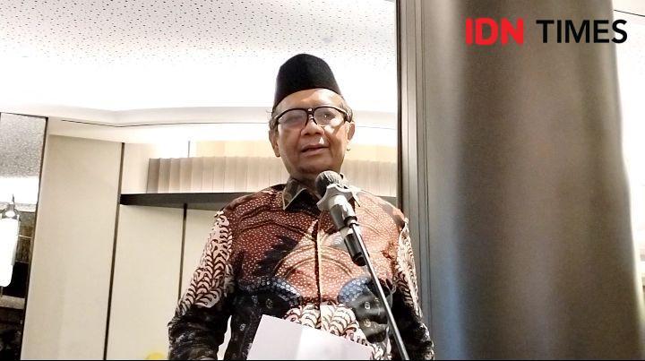 Mahfud MD saat mengumumkan soal penundaan pelaksanaan halal bihalal, Senin (24/4/2023). (IDN Times/Khusnul Hasana).