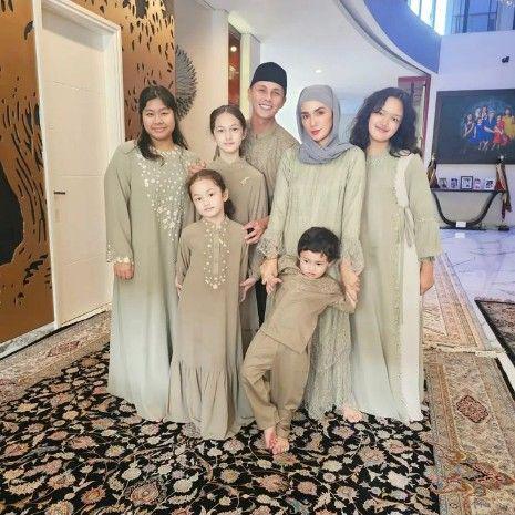 foto Ussy Sulistiawaty dan keluarga (instagram.com/ussypratama)