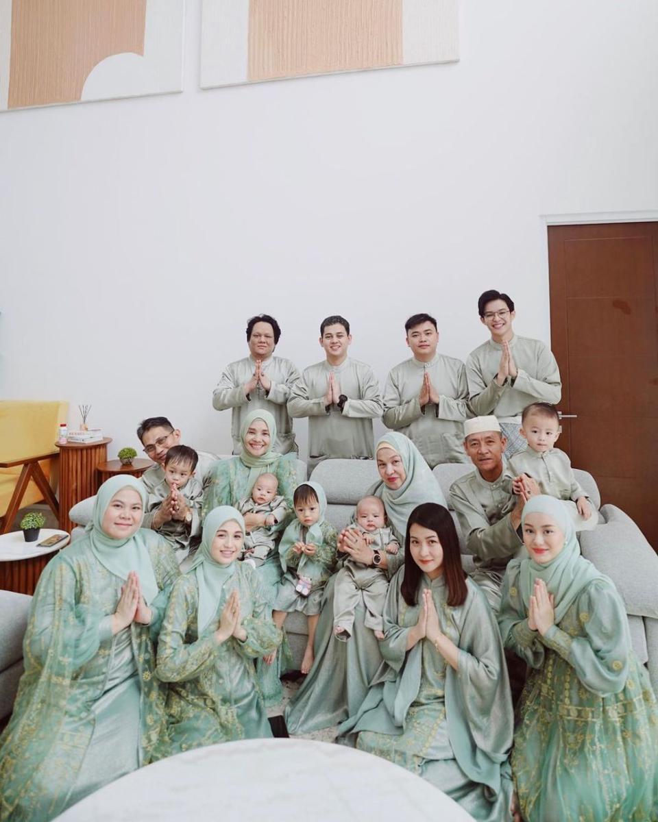 foto Dinda Hauw dan Rey Mbayang sekeluarga (instagram.com/dindahw)