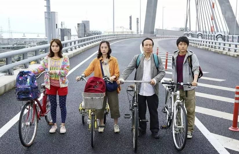 Wakana Aoi, Eri Fukatsu, Fumiyo Kohinata, dan Yuki Izumisawa di film Survival Family (2016) (dok. Toho/Survival Family)