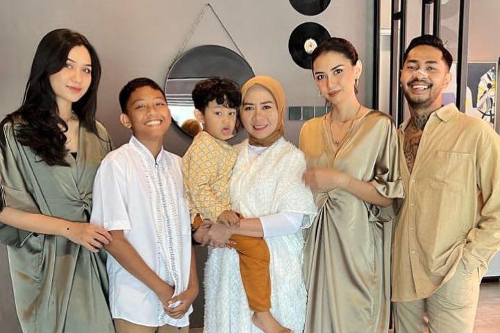 9 Potret Onadio Leonardo Rayakan Lebaran 2023 Bersama Keluarga Istri