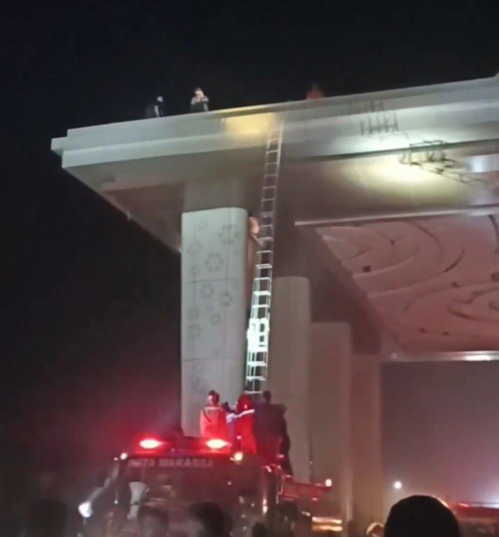 Tim Damkar Makassar dan polisi lakukan penyelamatan saat TSM terbakar. (Istimewa)