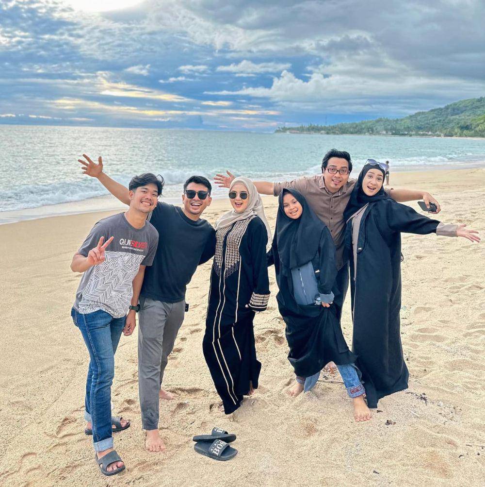 potret Alifhia Fitri dan keluarga (instagram.com/alifhiafitri)