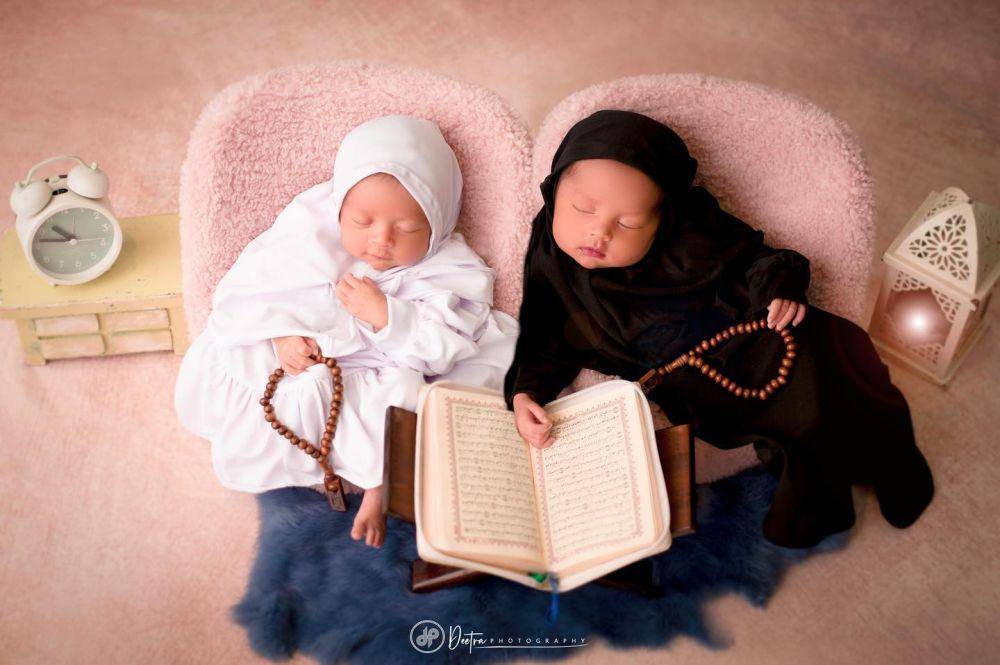 potret Almashira Atqiya Shanum dan Alshamira Afiza Shanum (Deetra Photography via instagram.com/almaalsha.twins)