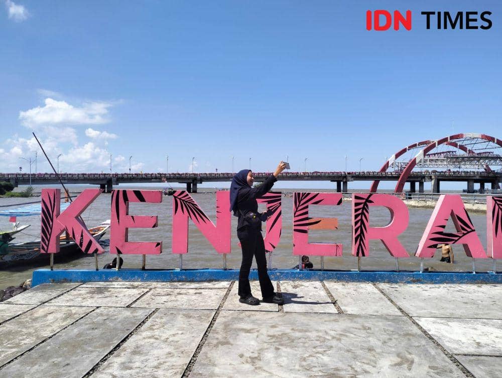 Suasana pengunjung di pantai Kenjeran saat momen libur Lebaran, Senin (24/4/2023). (IDN Times/Khusnul Hasana)