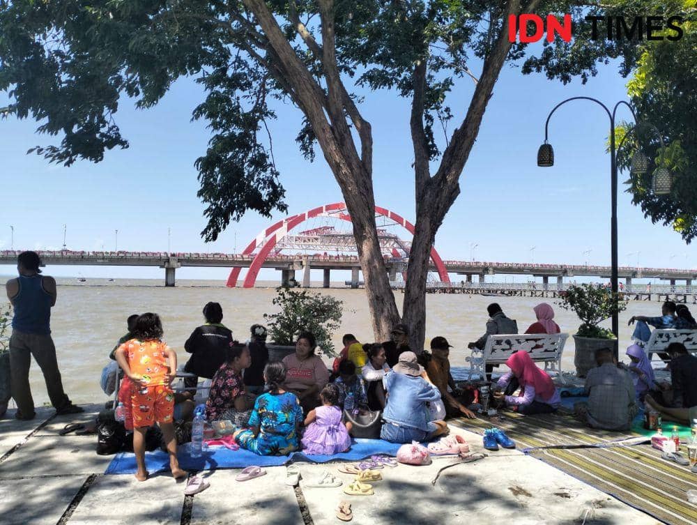 Suasana pengunjung di pantai Kenjeran saat momen libur Lebaran, Senin (24/4/2023). (IDN Times/Khusnul Hasana)