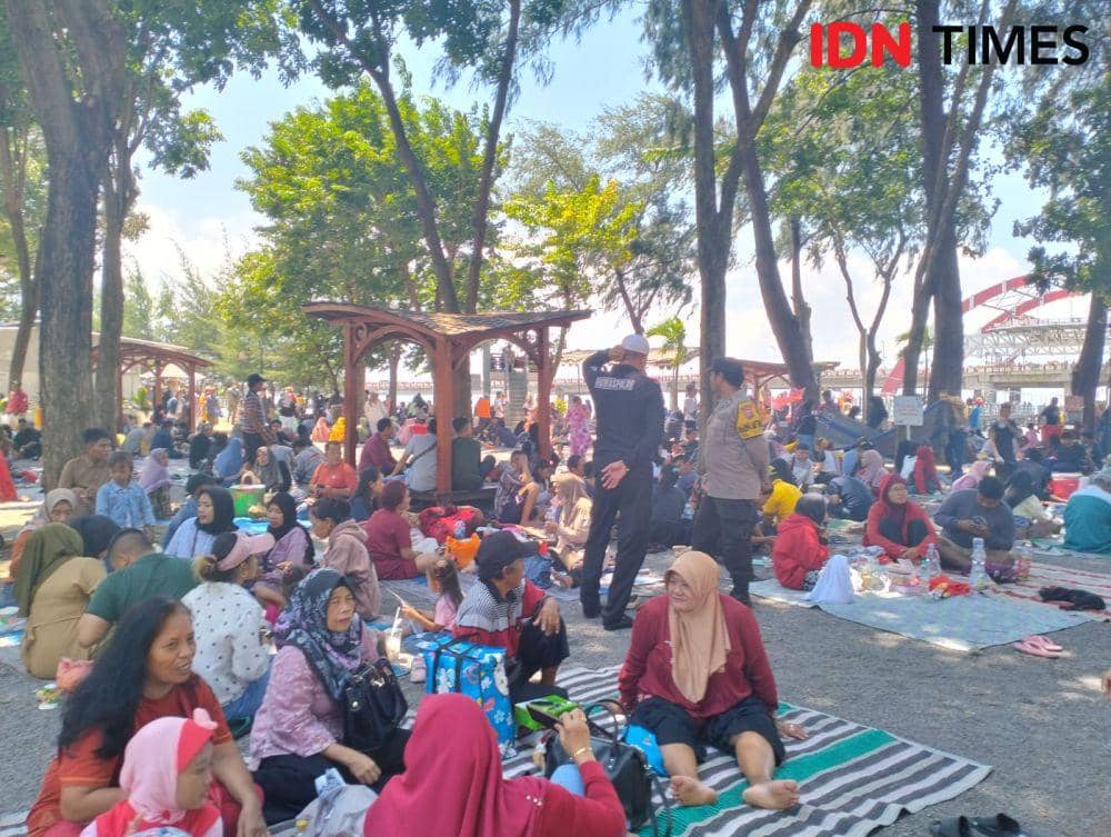 Suasana pengunjung di pantai Kenjeran saat momen libur Lebaran, Senin (24/4/2023). (IDN Times/Khusnul Hasana)