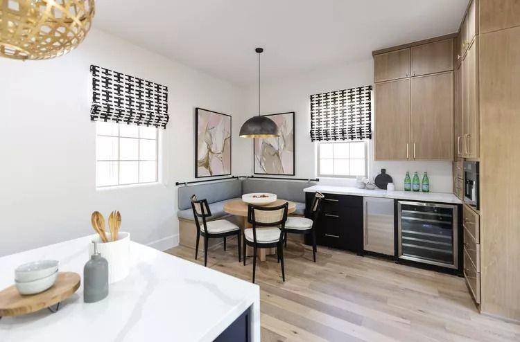 ide breakfast nook untuk rumah mungil (thespruce.com)