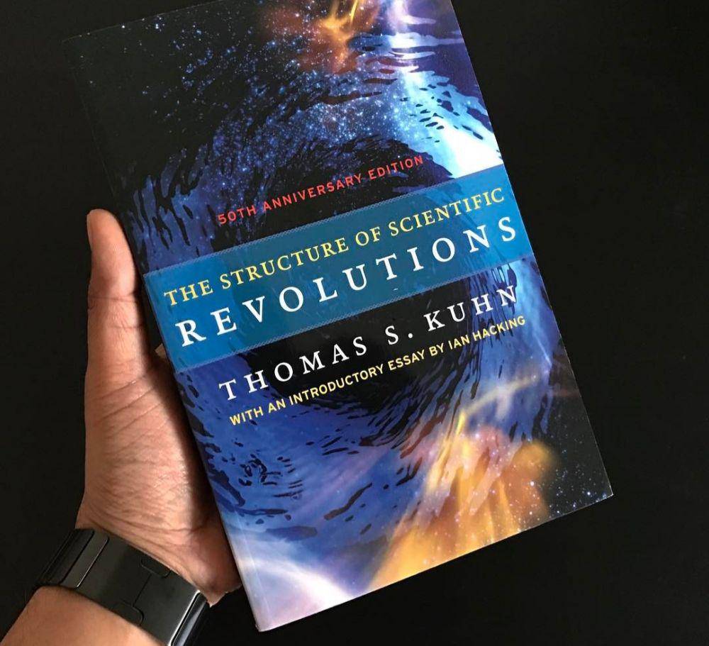 Buku The Structure of Scientific Revolutions (instagram.com/hsami)