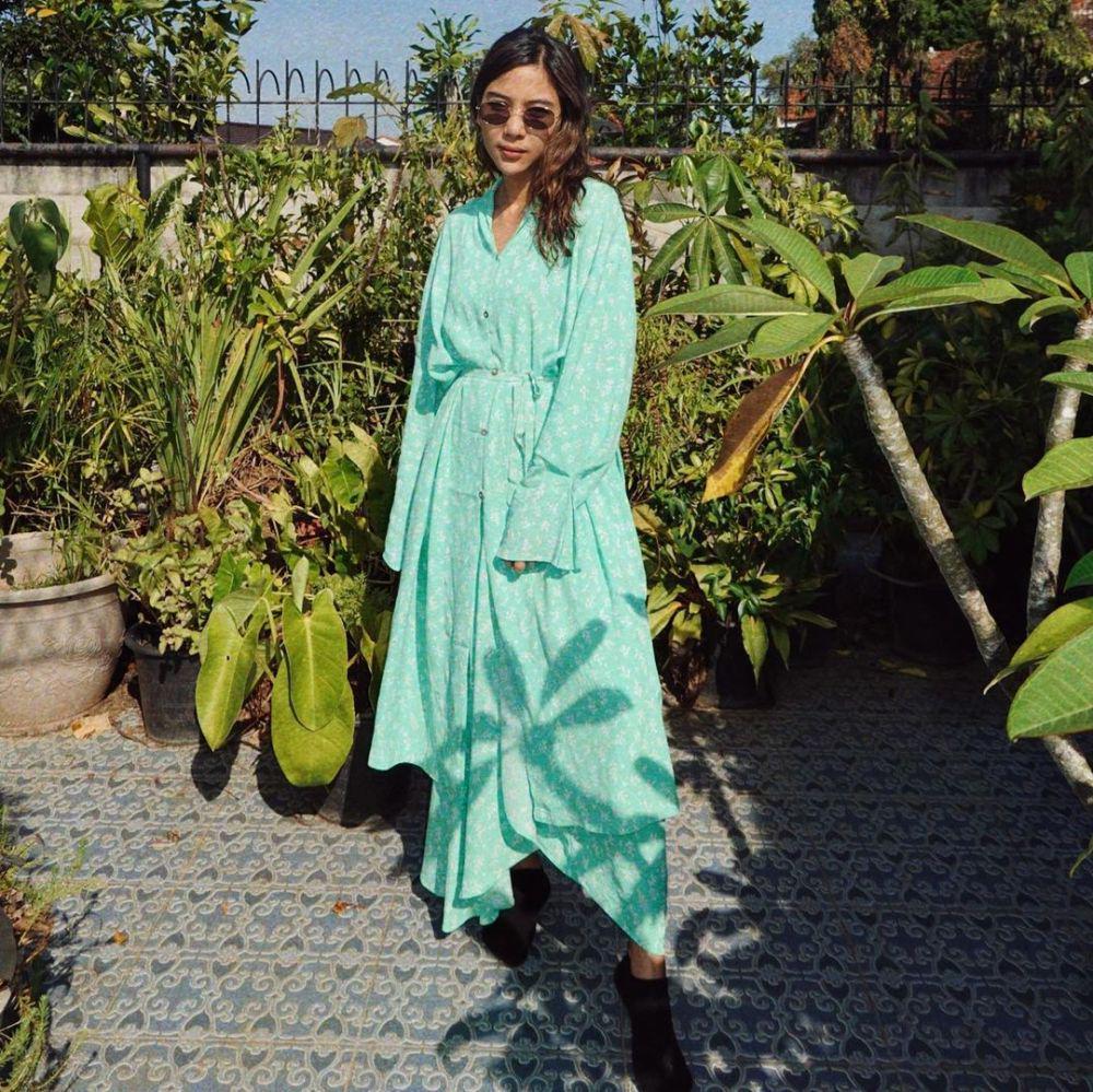 outfit dress ala Adinda Thomas (instagram.com/adindathomas)
