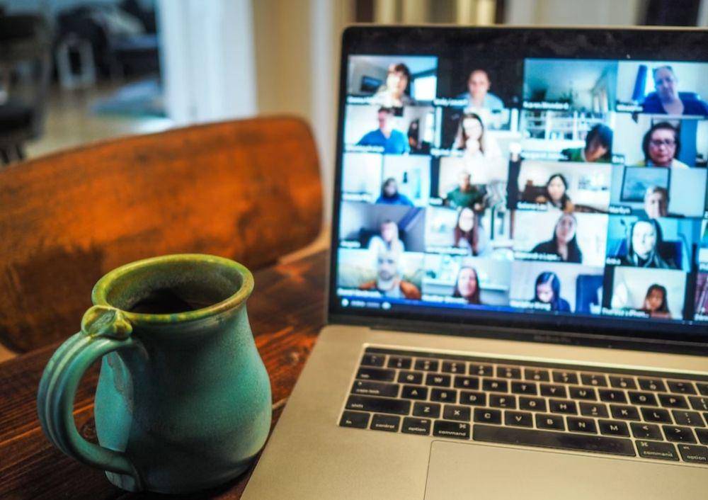 ilustrasi keluarga yang melakukan video call (unsplash.com/Chris Montgomery)
