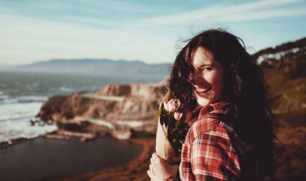 ilustrasi perempuan yang ramah (unsplash.com/Jeremy Cai)