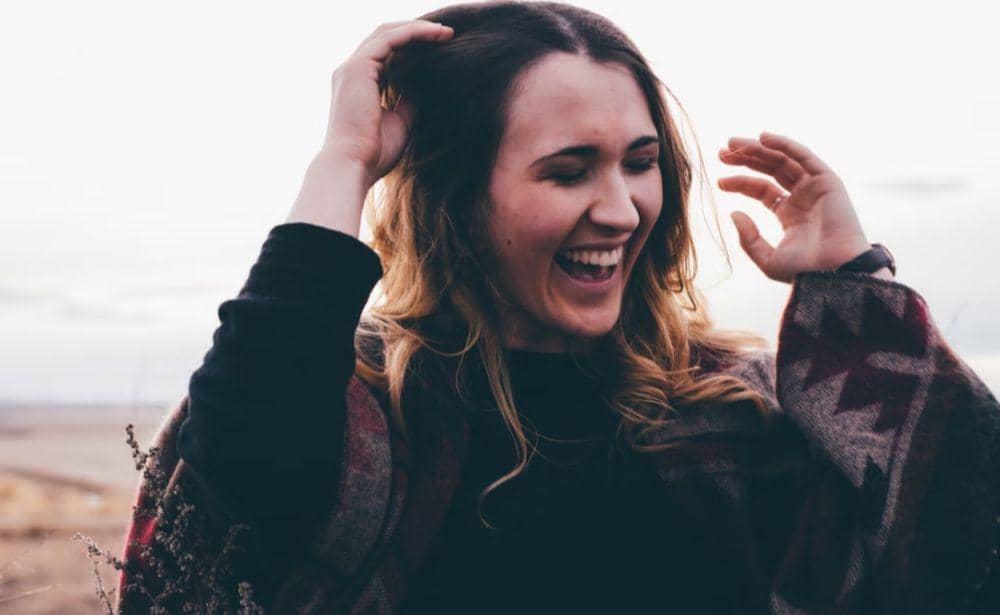 ilustrasi perempuan yang ramah (unsplash.com/Priscilla Du Preez)