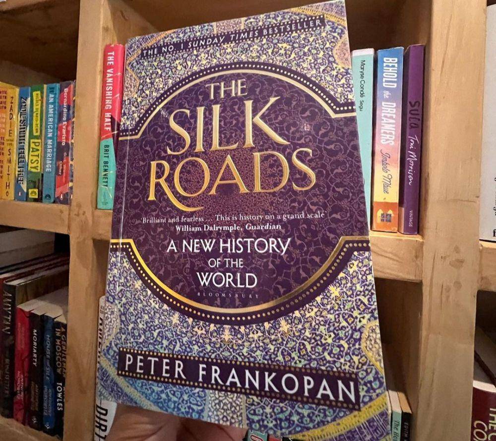 Buku The Silk Roads: A New History of the World (instagram.com/thebookworm_gigiri)