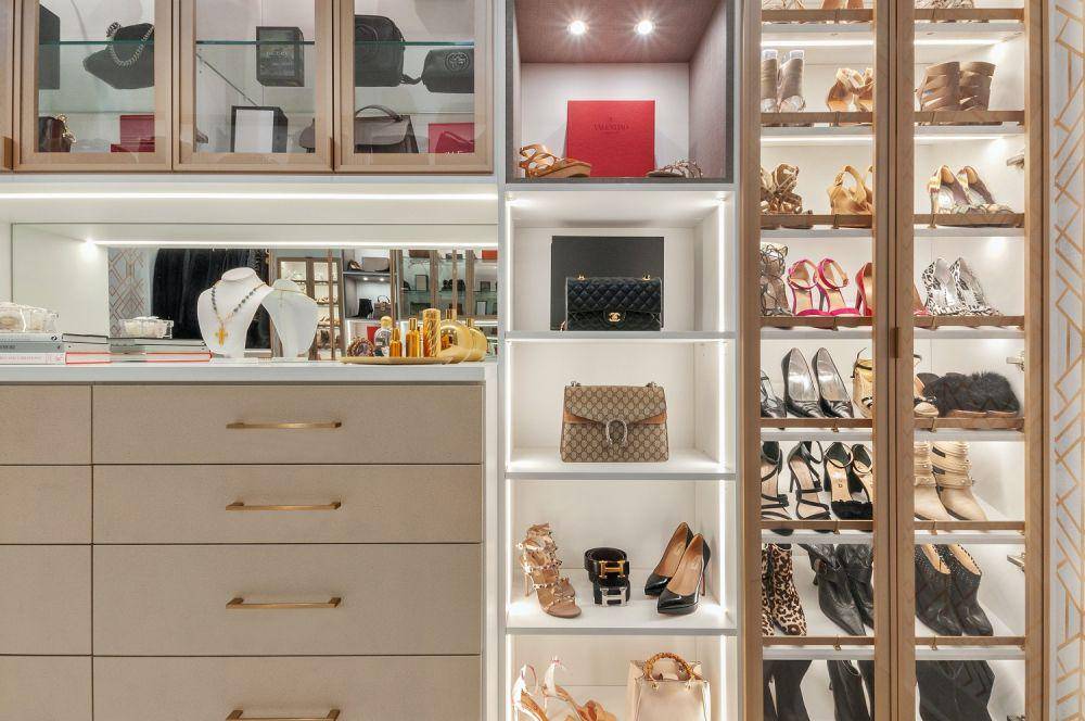 ide walk in closet (unsplash.com/@chastityco)