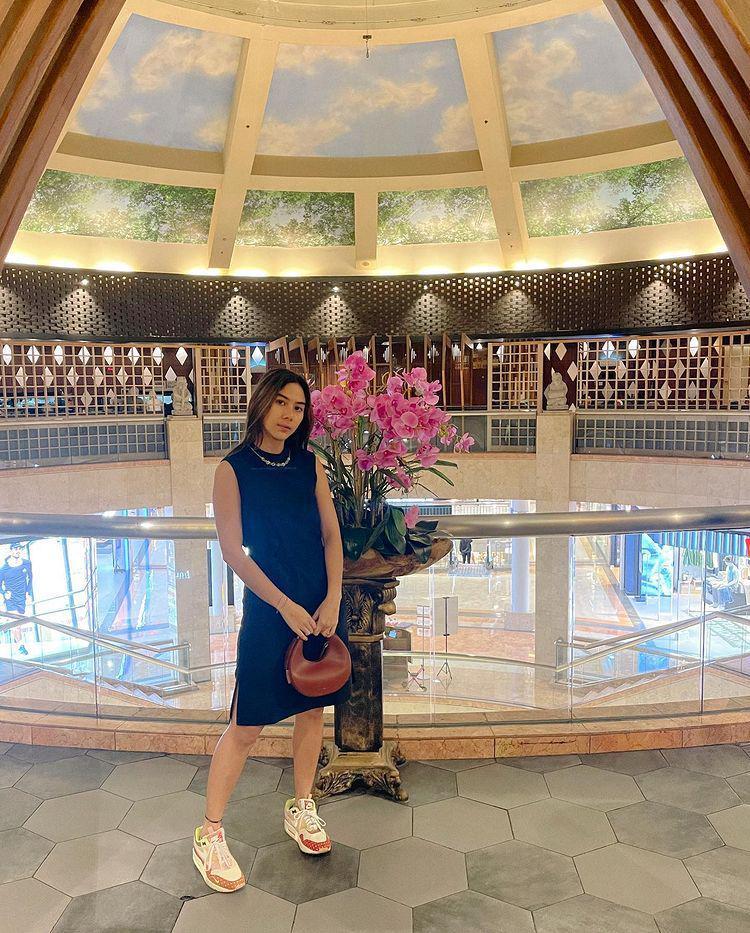 outfit dress ala Adinda Thomas (instagram.com/adindathomas)