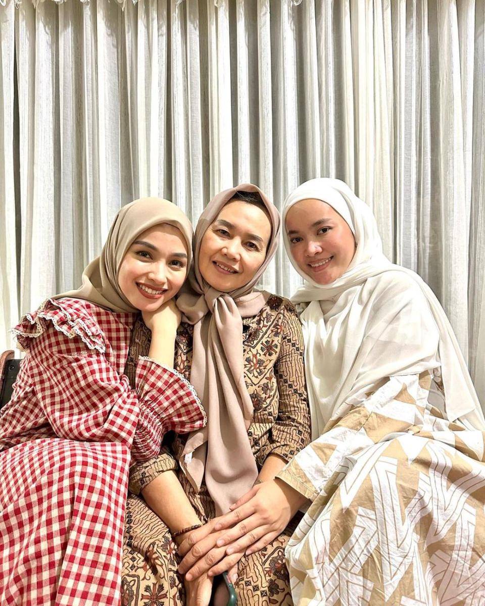 Tya Arifin Lebaran di Indonesia (instagram.com/fitriarifinfw)