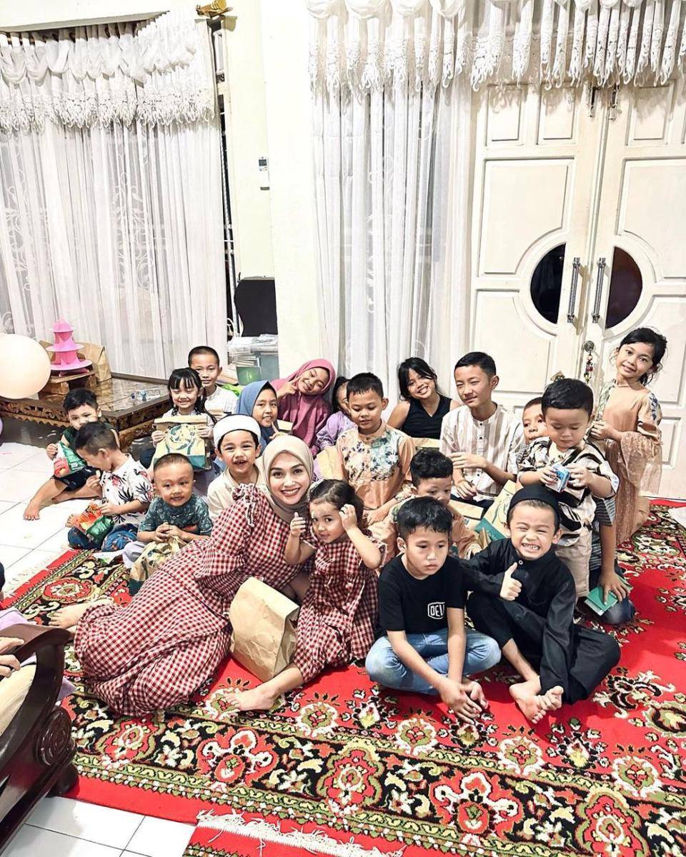 Tya Arifin Lebaran di Indonesia (instagram.com/fitriarifinfw)