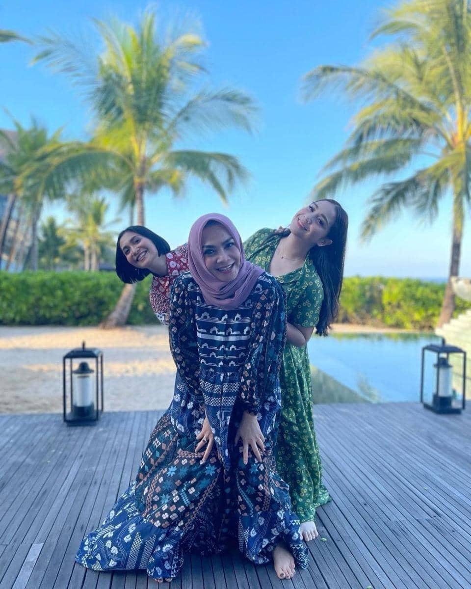 potret Rieta Amilia dan kedua putrinya (instagram.com/rieta_amilia)