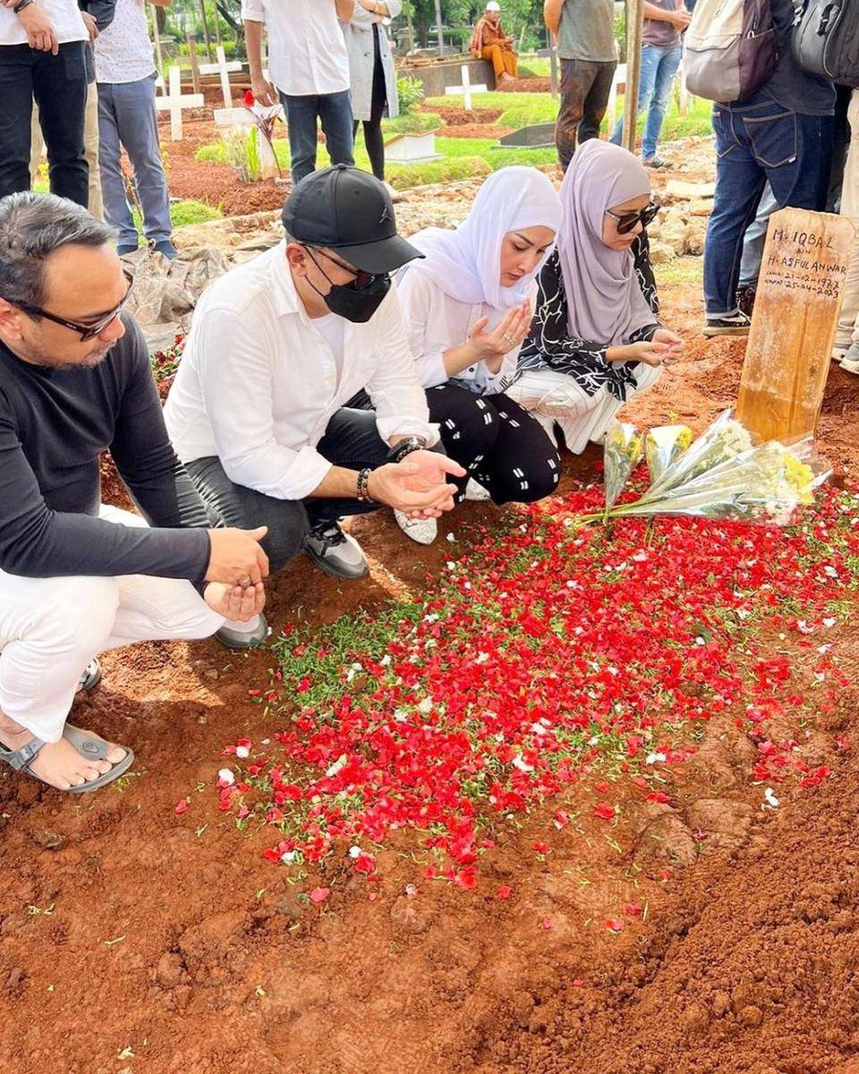 potret artis di pemakaman Iqbal Pakula (instagram.com/monaratuliu)